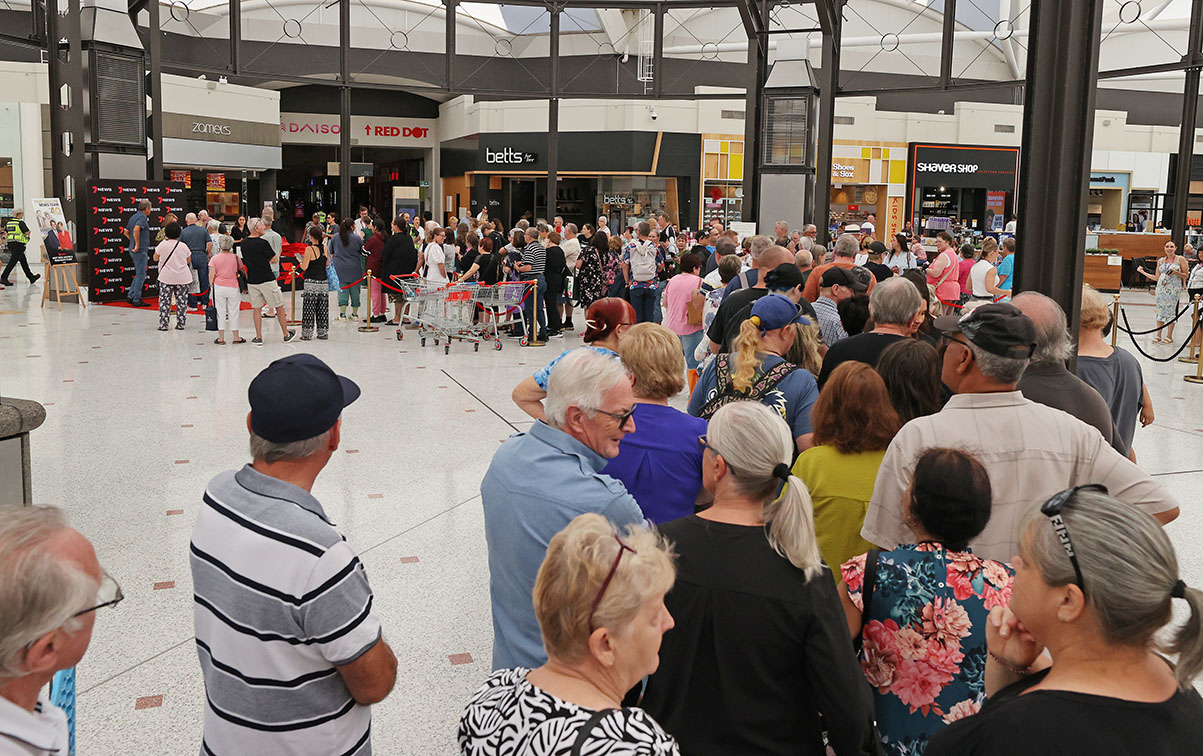 7NEWS duo Rick Ardon and Susannah Carr draw massive crowds for 40 years celebration