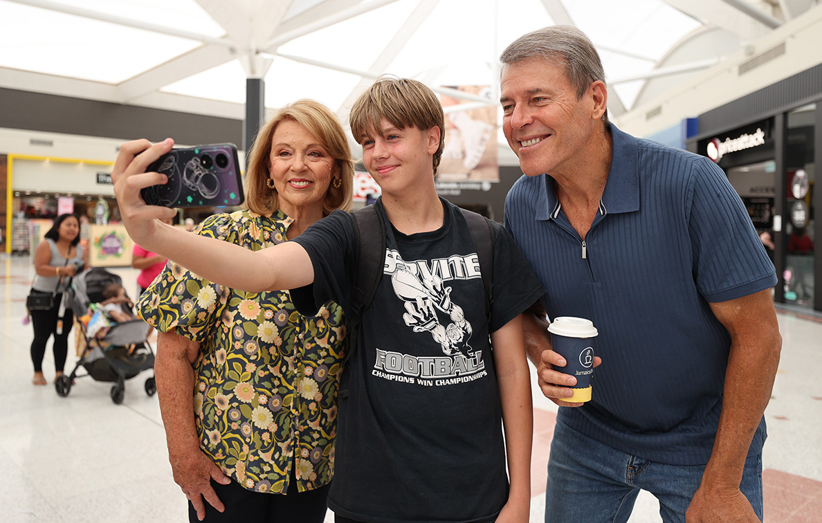 7NEWS duo Rick Ardon and Susannah Carr draw massive crowds for 40 years celebration